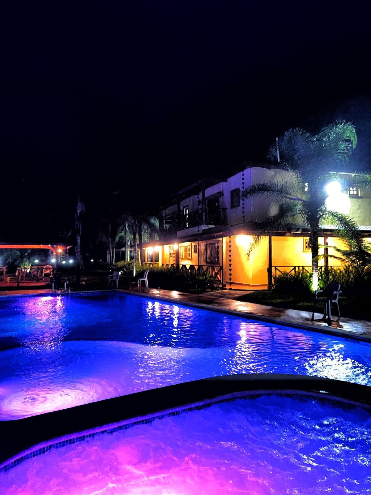 Piscina iluminada de noche