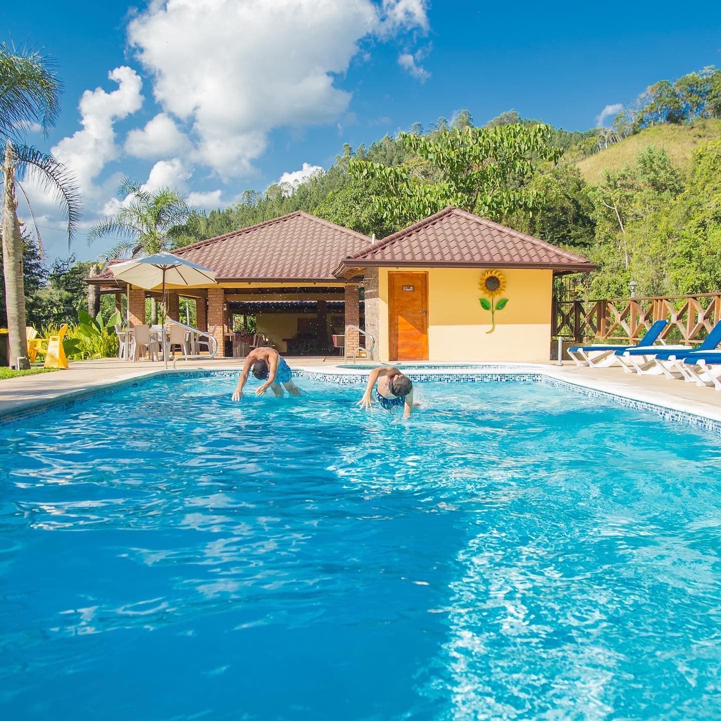 Piscina con vista a montanas