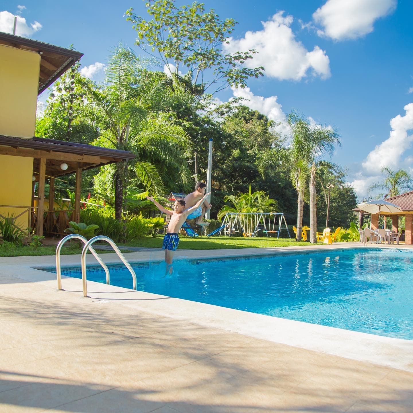 Nino saltando a la piscina en AdelfaVillage Bonao
